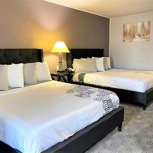 R Nite Star Inn & Suite